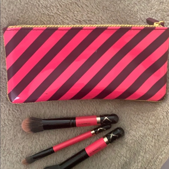 MAC 3 piece brush set and bag - Picture 3 of 3